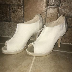 🌻White Lacey Heels